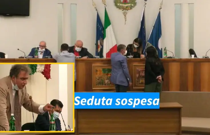 Consiglio salva sindaco tra urla e sospensioni, Comune assente al processo: “Come Berlusconi”
