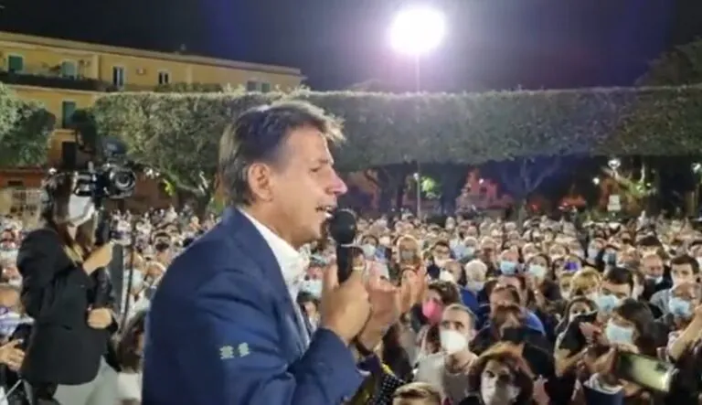 Conte accolto a S. Maria come una star: “Non andiamo in tv a fare i pagliacci”