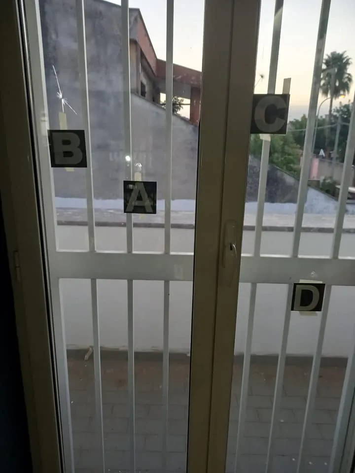 Spari contro casa don Diana: ingresso crivellato, indaga l’Arma. FOTO