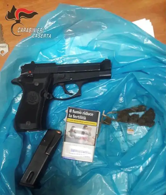 Armato di pistola, scappa al posto di blocco: fermato dopo inseguimento. FOTO