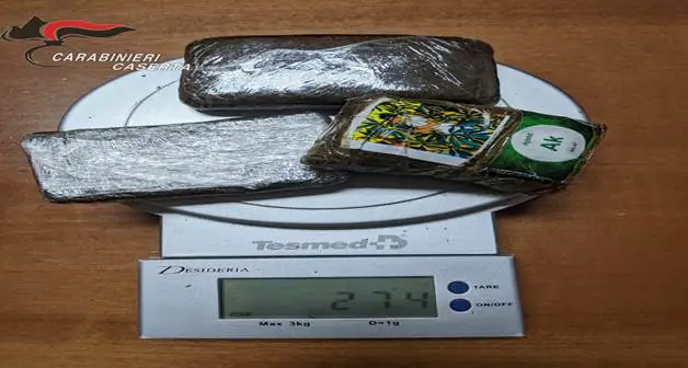 Beccato sulla Provinciale con quasi un chilo di droga: è in cella. FOTO