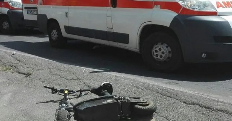 Centrato in pieno mentre era sul monopattino, portato d’urgenza in ospedale