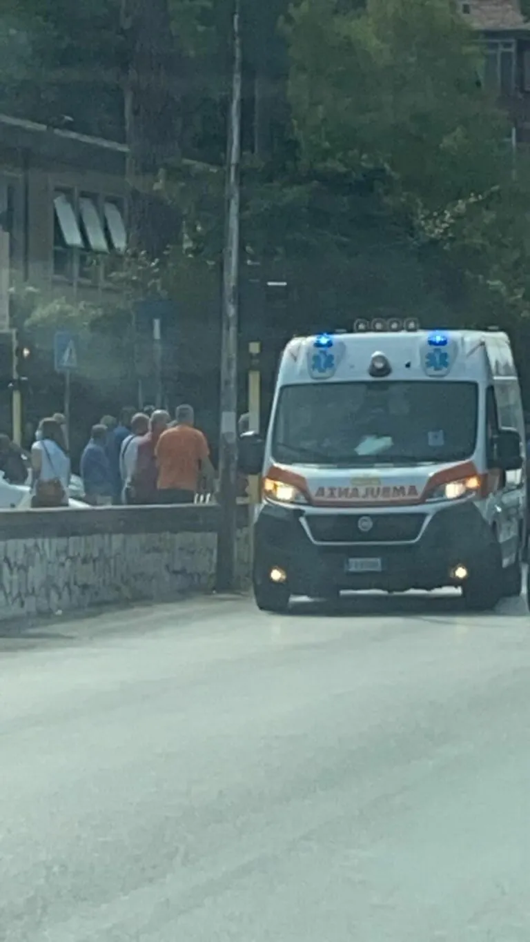 Schianto sulla Provinciale, contusi 2 bimbi: giovanissima in gravi condizioni