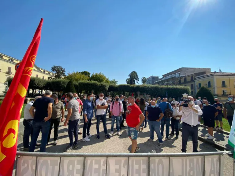 Ex Jabil assunti e poi licenziati: 23 denunciano azienda in Procura