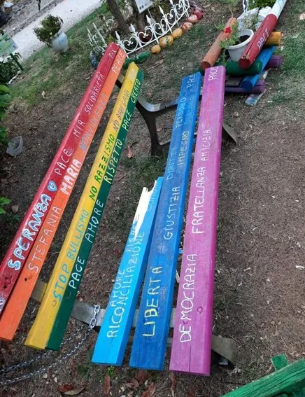 Vandali deturpano il ‘Giardino della pace’, luogo simbolo dei diritti umani