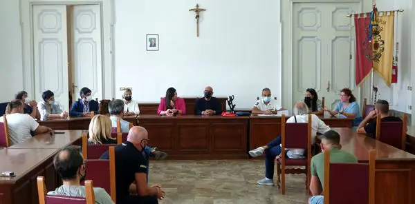 Sindaco manda a lavorare 6 percettori del Reddito di Cittadinanza: cureranno il verde