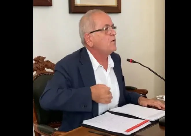 Natale posa la fascia: “Non posso rappresentare questo Stato”. Bordate alla Procura. VIDEO