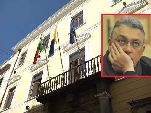 Veleni sul voto dall’ex sindaco: “Chiesta l’assunzione di figli e figliastri in Comune”