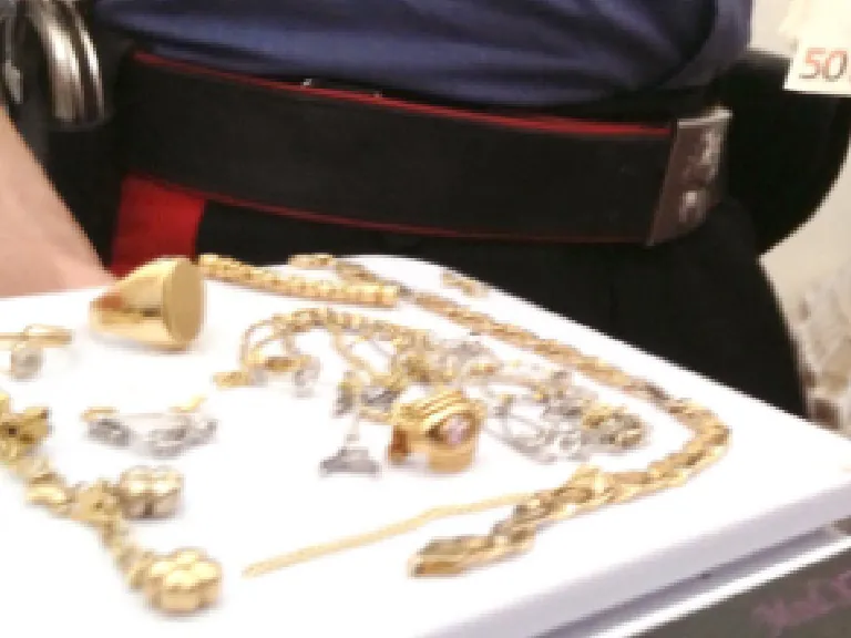 Vogliono l’oro per risolvere un incidente, truffatore smascherato