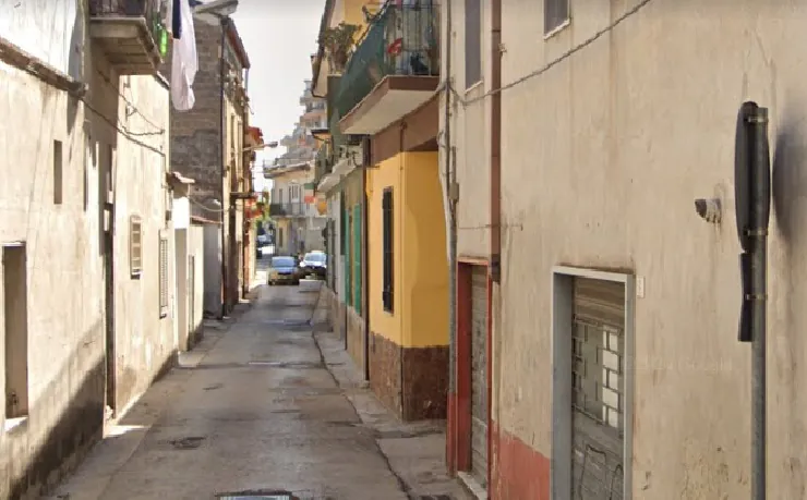 Cade in una buca e batte la testa: lotta tra la vita e la morte