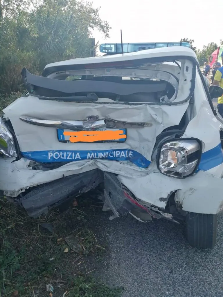 Pattuglia su incidente, corriere centra in pieno l’auto: choc nella strada dello shopping. FOTO