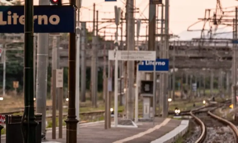 Muore a 23 anni in stazione: “Si è lanciato contro treno”. Una comunità in lutto
