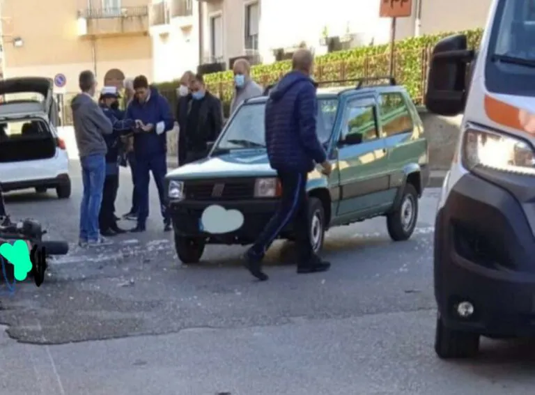 Paura nella Valle, scontro tra auto e moto: centauro finisce in ospedale