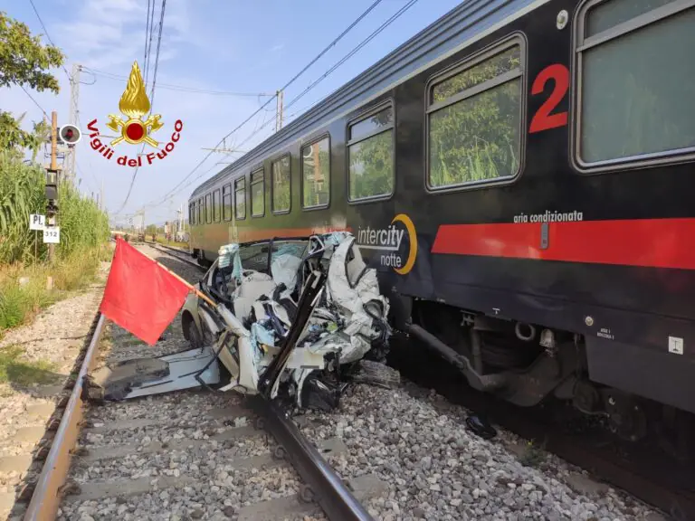LE FOTO. 500 disintegrata dal treno, così le due ragazze si sono salvate: vigili del fuoco ancora al lavoro