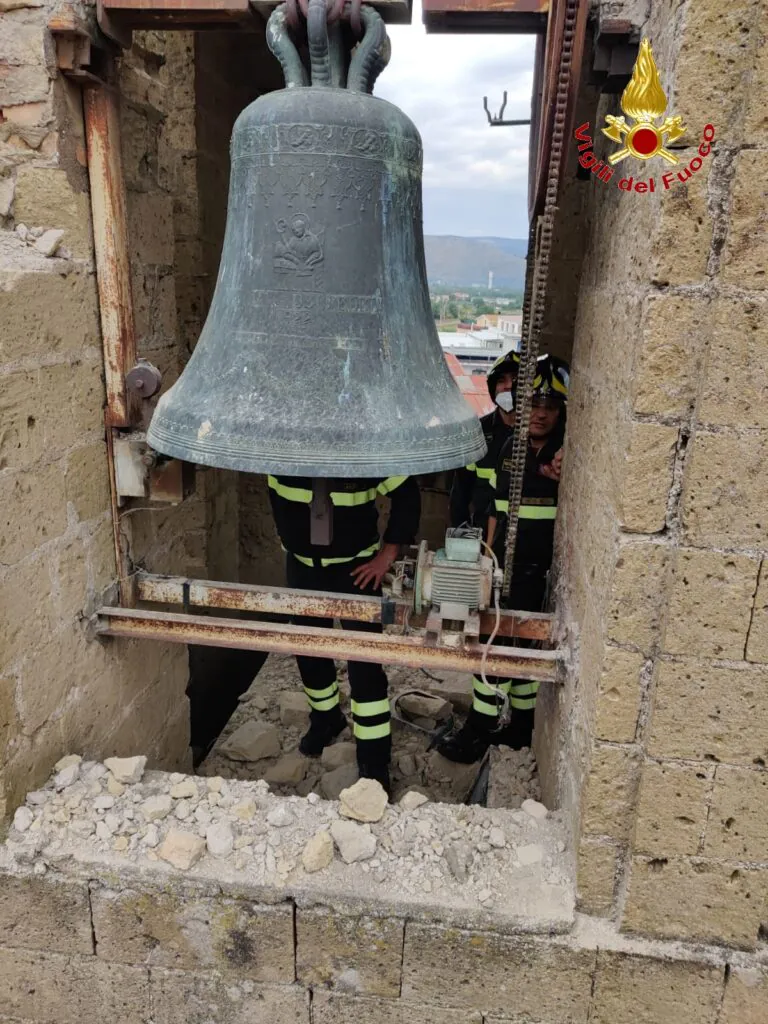 Vigili del fuoco sfrattano sposini: costretti a cambiare chiesa dopo fulmine. FOTO