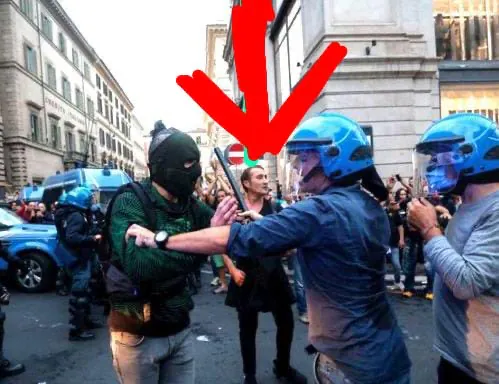 ‘No vax’ casertano avvistato durante gli scontri a Roma tra agenti e attivisti di Forza Nuova