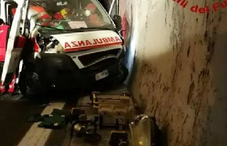 Ambulanza corre per soccorrere paziente ma si schianta contro auto