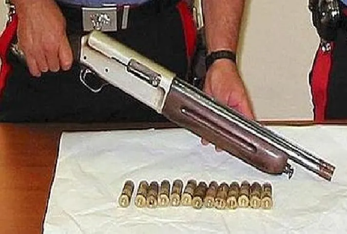 Il padre muore ma lui tiene ancora l’arma da fuoco pronta all’uso