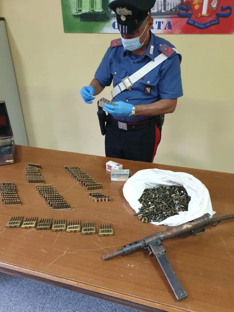 Droga e armi, 7 nei guai: trovato pure mitra. Foto