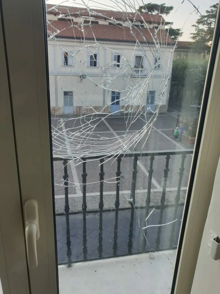 Ufficializza candidatura e subisce raid vandalico: aspirante sindaco si ritira dopo intimidazioni. FOTO