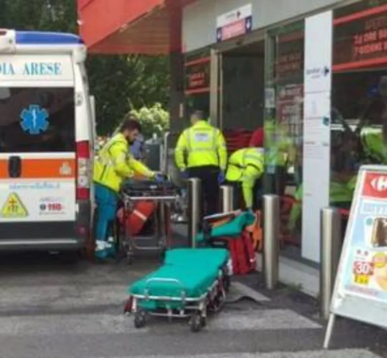 Muore mentre sta facendo la spesa, dramma al supermercato
