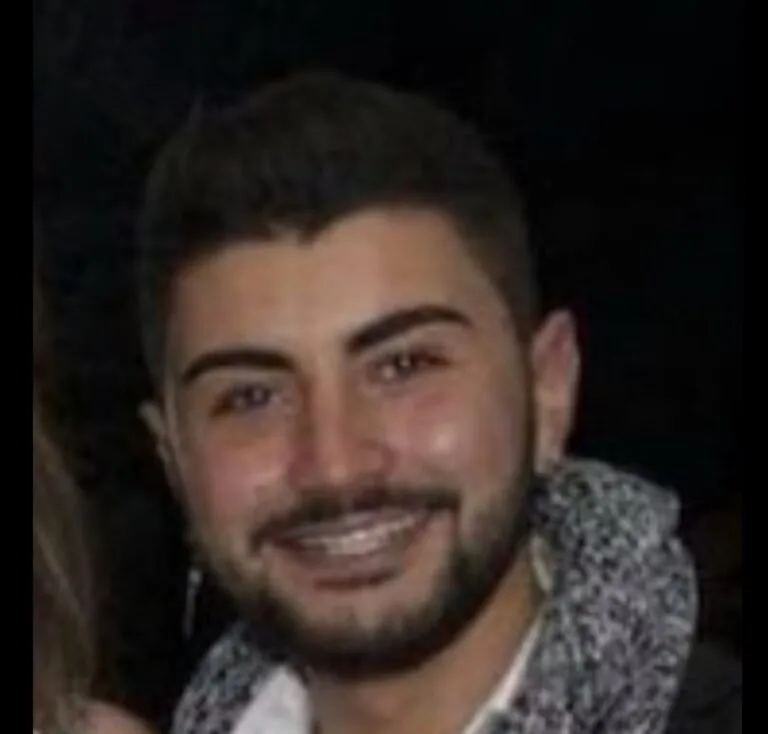 Muore a 23 anni in incidente, lutto cittadino per l’addio: indagini al via
