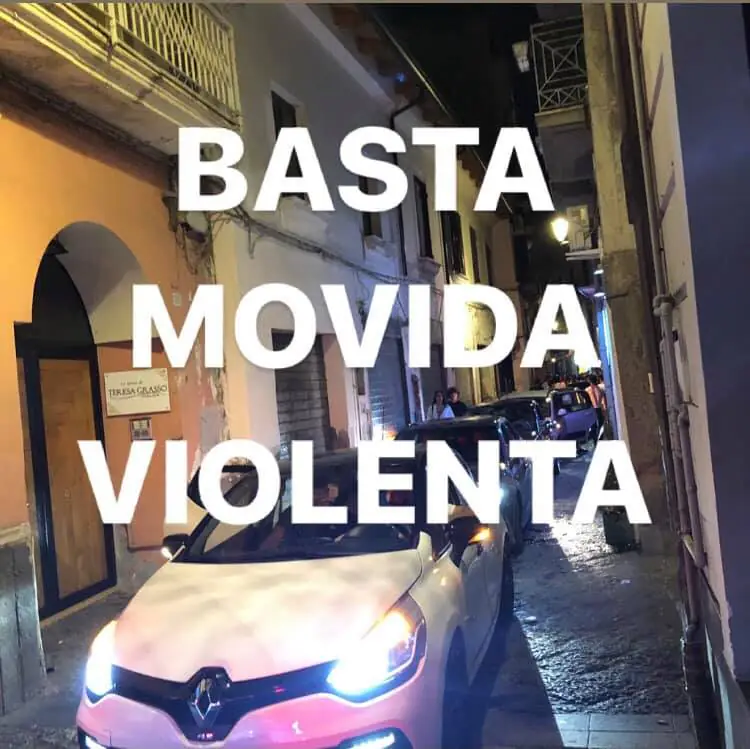 Non solo le coltellate: stesa in stile Gomorra in centro, strada bloccata per 8 minuti
