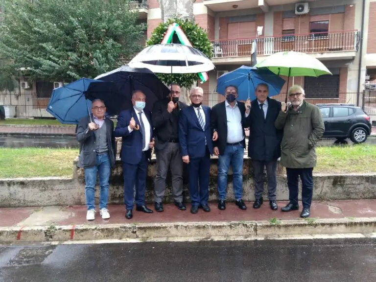 Una corona di fiori per le vittime del lavoro: la cerimonia