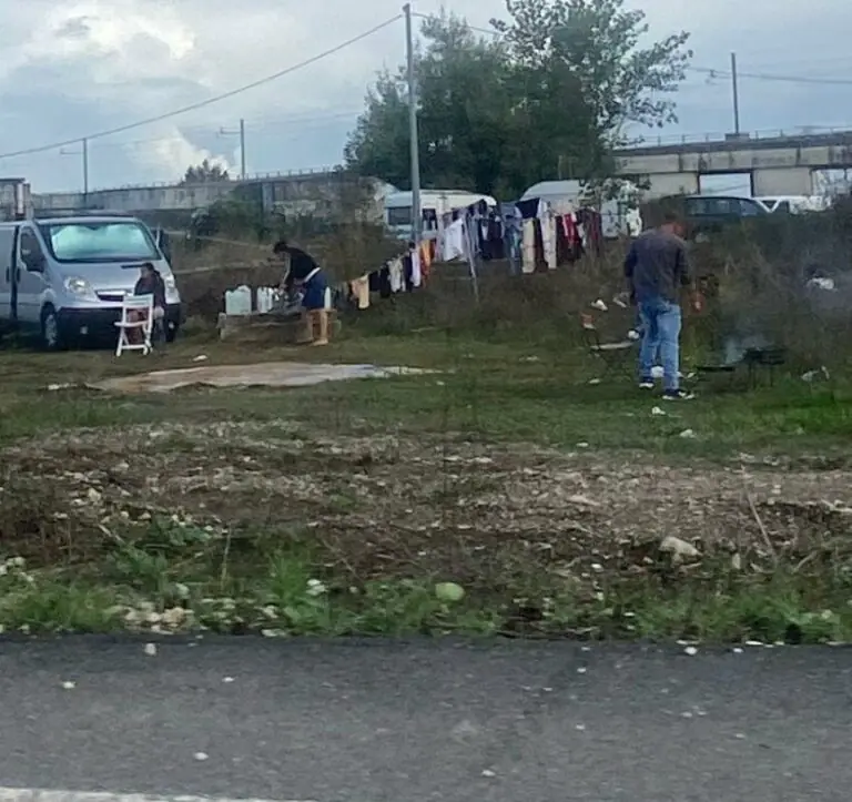 Tornano i nomadi, si insedia nuovo campo rom in città. Foto