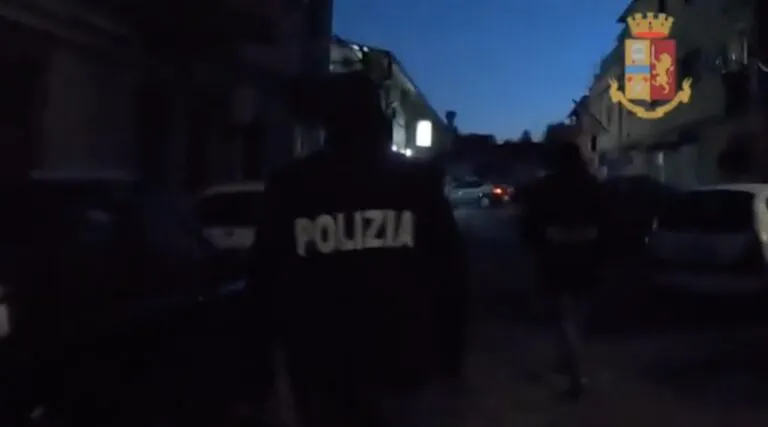 Le lancia contro il pranzo e poi un mobile, cacciato di casa dalla polizia