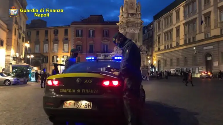 Spicciatori e operai nella struttura economica del clan: ripuliti 80 milioni di euro