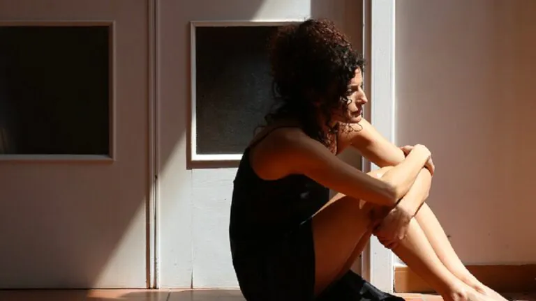 ‘Io vivo per te’, il film sulla manipolazione psicologica detta ‘Gaslighting’