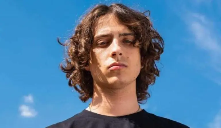 Amici, Sangiovanni protagonista di una serie Sky? L’indiscrezione