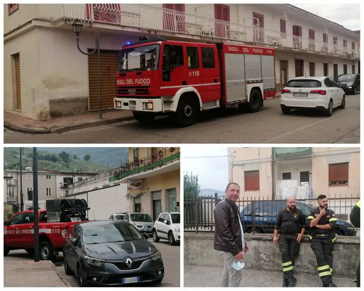 Vigili del fuoco in azione in viale della Repubblica