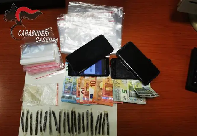 “Spacciano davanti al distributore”: carabinieri scoprono droga-shop, arrestato con 4 telefonini