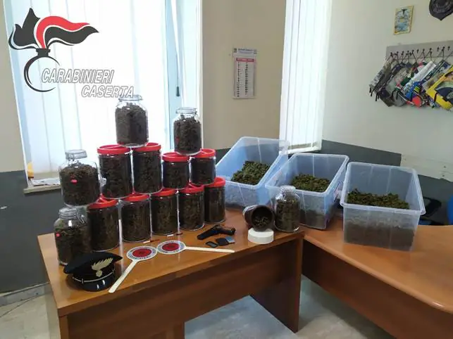 Giovanissimo nasconde 10 chili di marijuana in garage: trovata pure pistola. FOTO