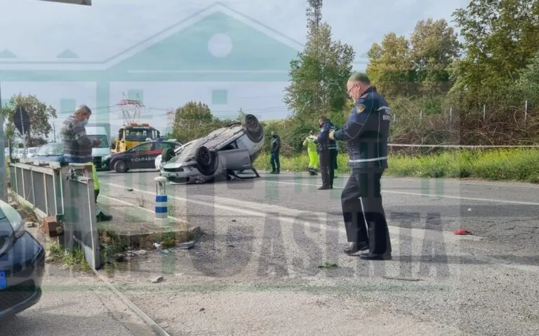 Carambola choc alla rotonda, auto si ribalta: ci sono feriti. LE FOTO