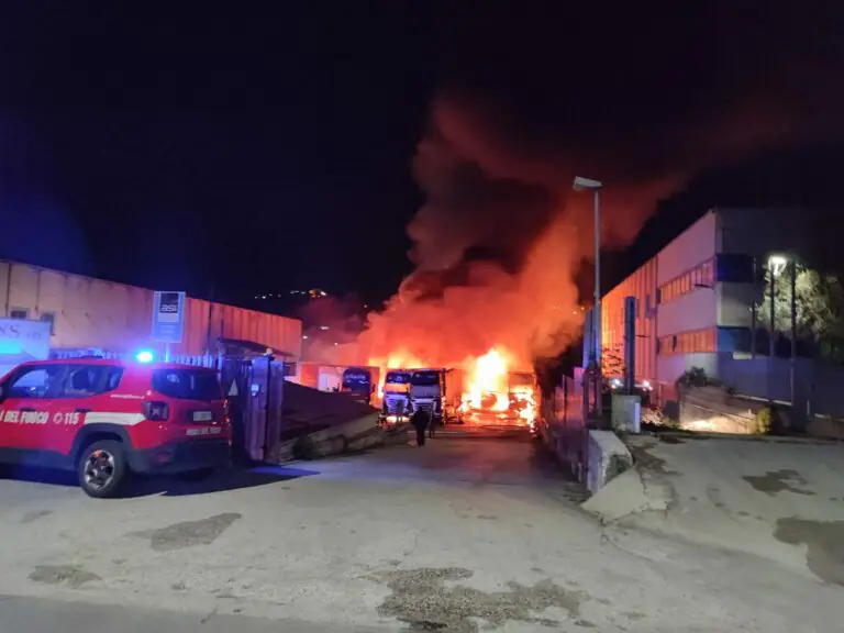 A fuoco nella notte 12 tir, altro disastro: sindaco chiude le scuole