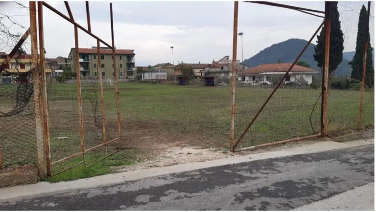 Entra al campo sportivo in bici e investe bambino di 10 anni: piccolo operato, genitori dai carabinieri