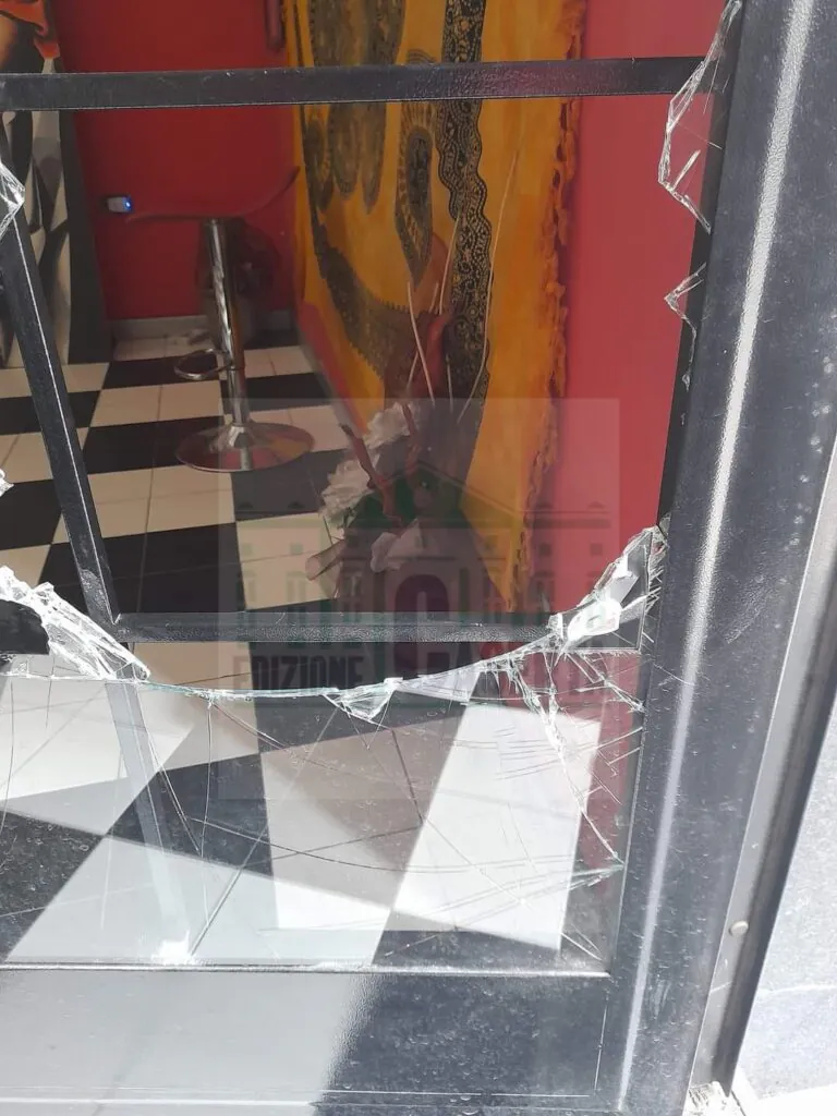 Raid nel negozio di sigarette elettroniche, ladri feriti lasciano tracce e…sangue. FOTO