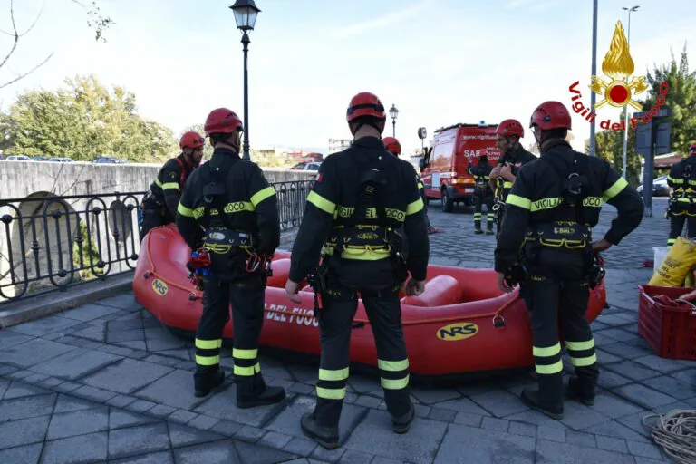 Volturno esonda, automobilisti intrappolati durante piena