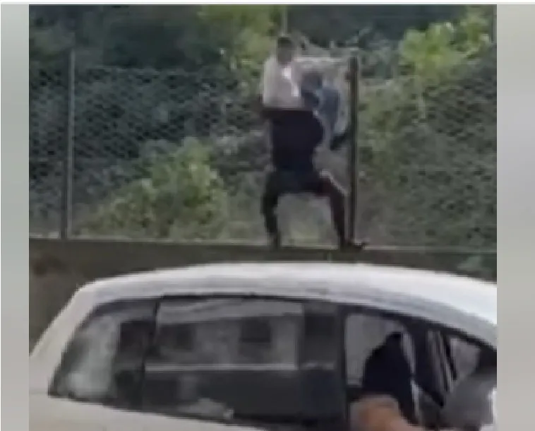 IL VIDEO CHOC. Guardia armata si aggrappa a ladro prima del raid e lo fa arrestare