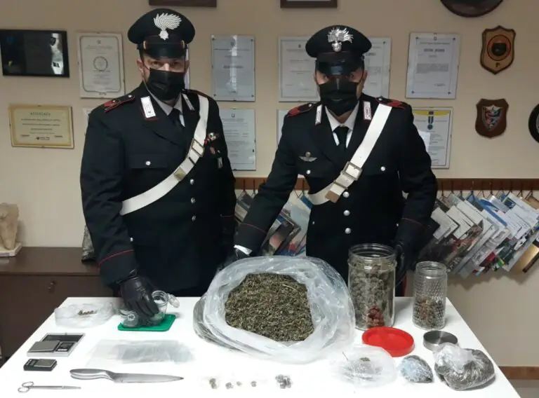 Cinofili trovano 2 chili di droga in casa, arrestati padre e figlio
