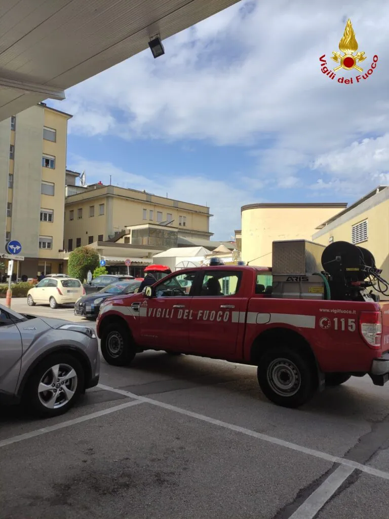 Incendio nel parcheggio della clinica, arrivano i vigili del fuoco. Foto