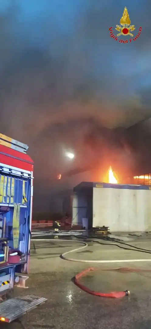 Disastro zona Asi, 5 squadre al lavoro per scongiurare catastrofe. LE FOTO
