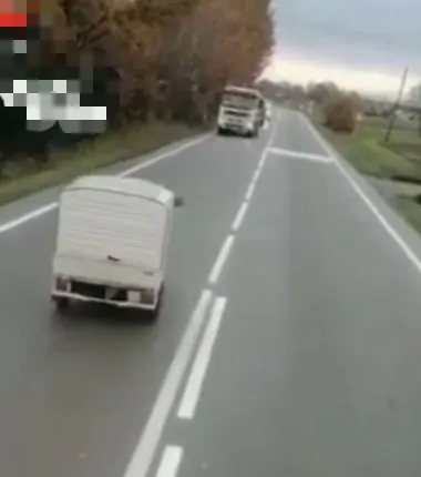 Apecar a zig zag sulla statale: autista campano cerca di evitare l’incidente. Decisivo carabiniere