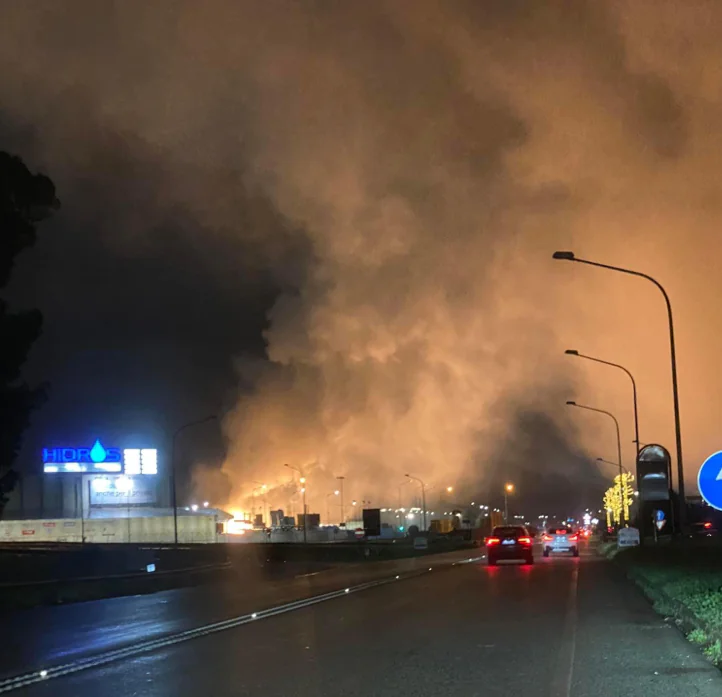 Fiamme durante la fusione di metalli: paura alla Laminazione Sottile. Maxi nube