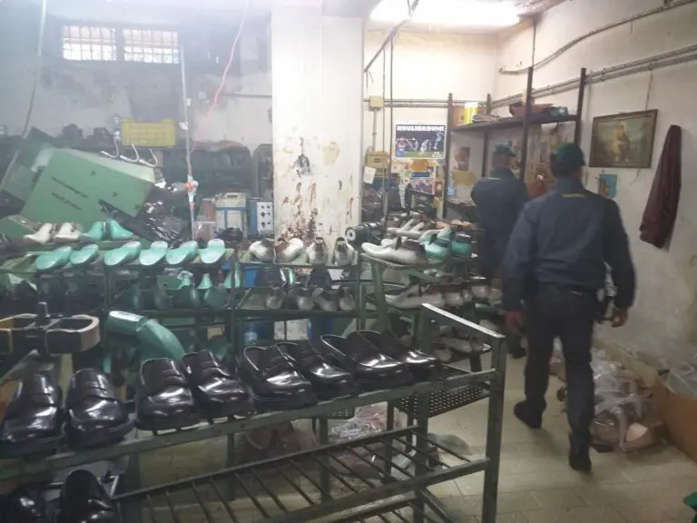 Fabbricano scarpe parallele: 3 prendono il Reddito e uno la Naspi, scoperta ditta abusiva. FOTO