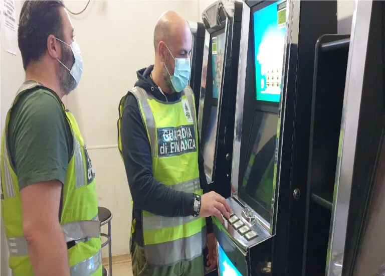 Bisca clandestina nel bar, la gestisce uno col Reddito di Cittadinanza: sequestri e multe da record. FOTO E VIDEO