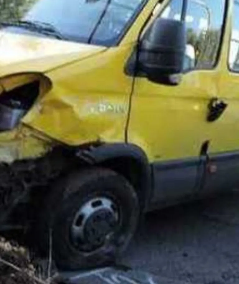Scuolabus zeppo di bimbi si schianta contro muro, ci sono feriti